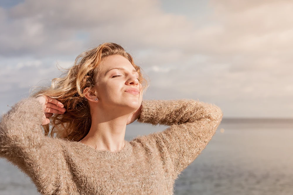 Luz solar tocando una familia saludable, simbolizando los beneficios de la vitamina D.